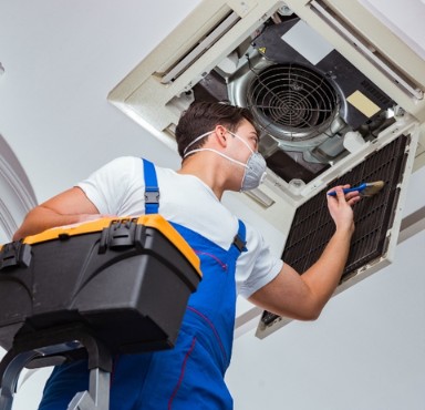 Equipe técnica em manutenção preventiva